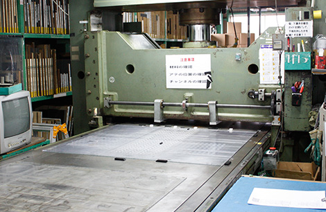 100t油圧裁断機